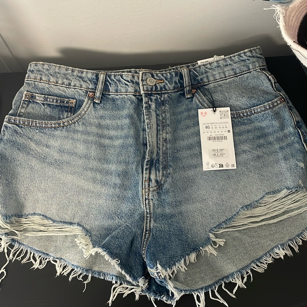 Zara High-Rise curved denim shorts